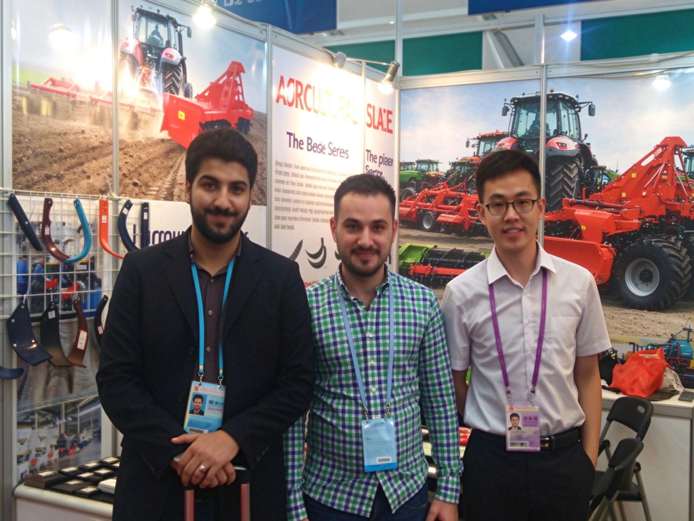 Qiangbang team meeting global customers at international trade show booth